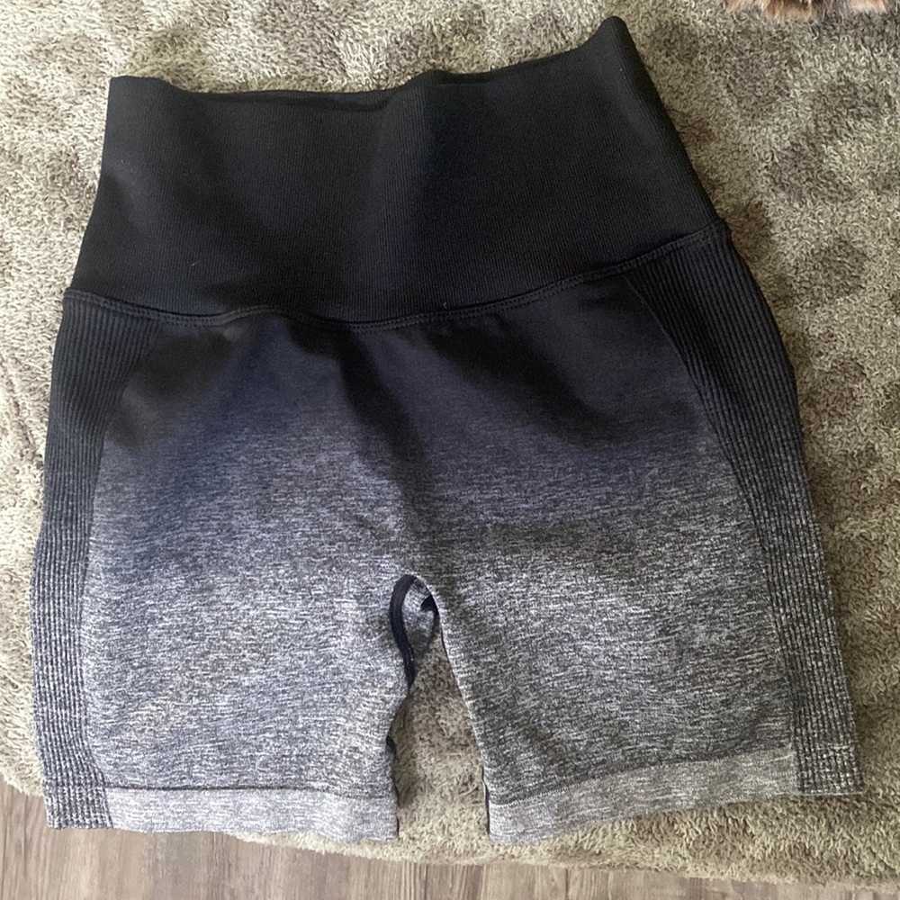 Ombré scrunch butt biker shorts